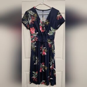 BNWT Women's Size Small Short Sleeved Floral 👗 Dress.I